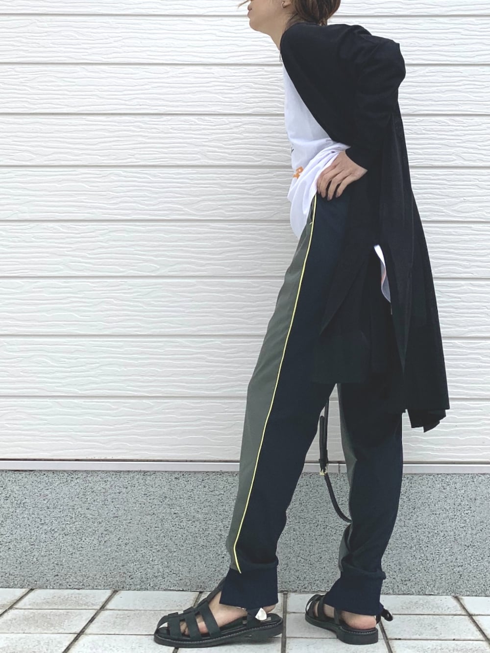 ホワイト系のTシャツ/カットソー、ブラック系のサンダル、ブラック系のカーディガン/ボレロを着用したレディースの春コーディネートの2枚目の写真