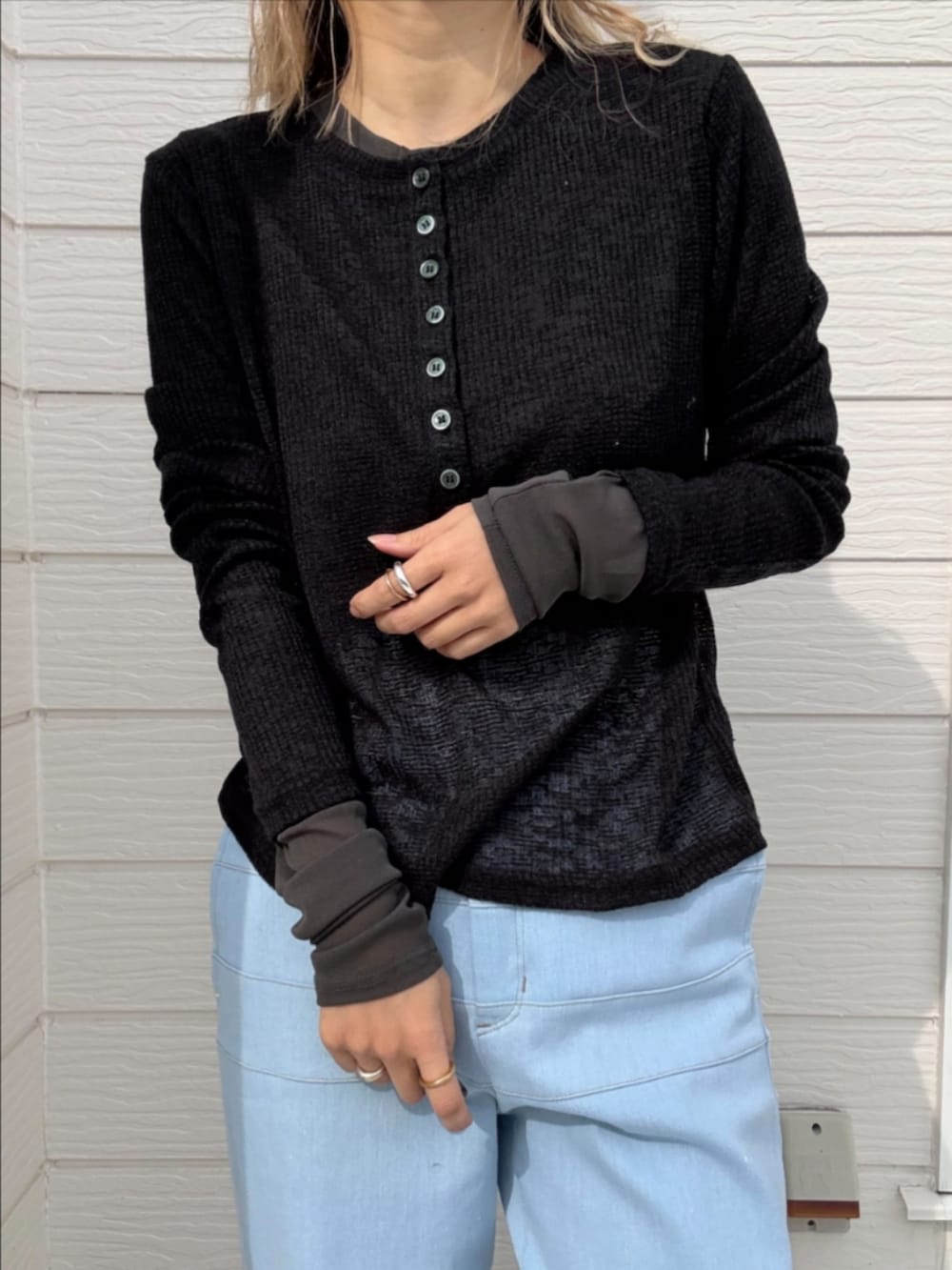 ブルー系のデニムパンツ、ブラック系のサンダル、ブラック系のTシャツ/カットソーを着用したレディースの冬コーディネートの4枚目の写真