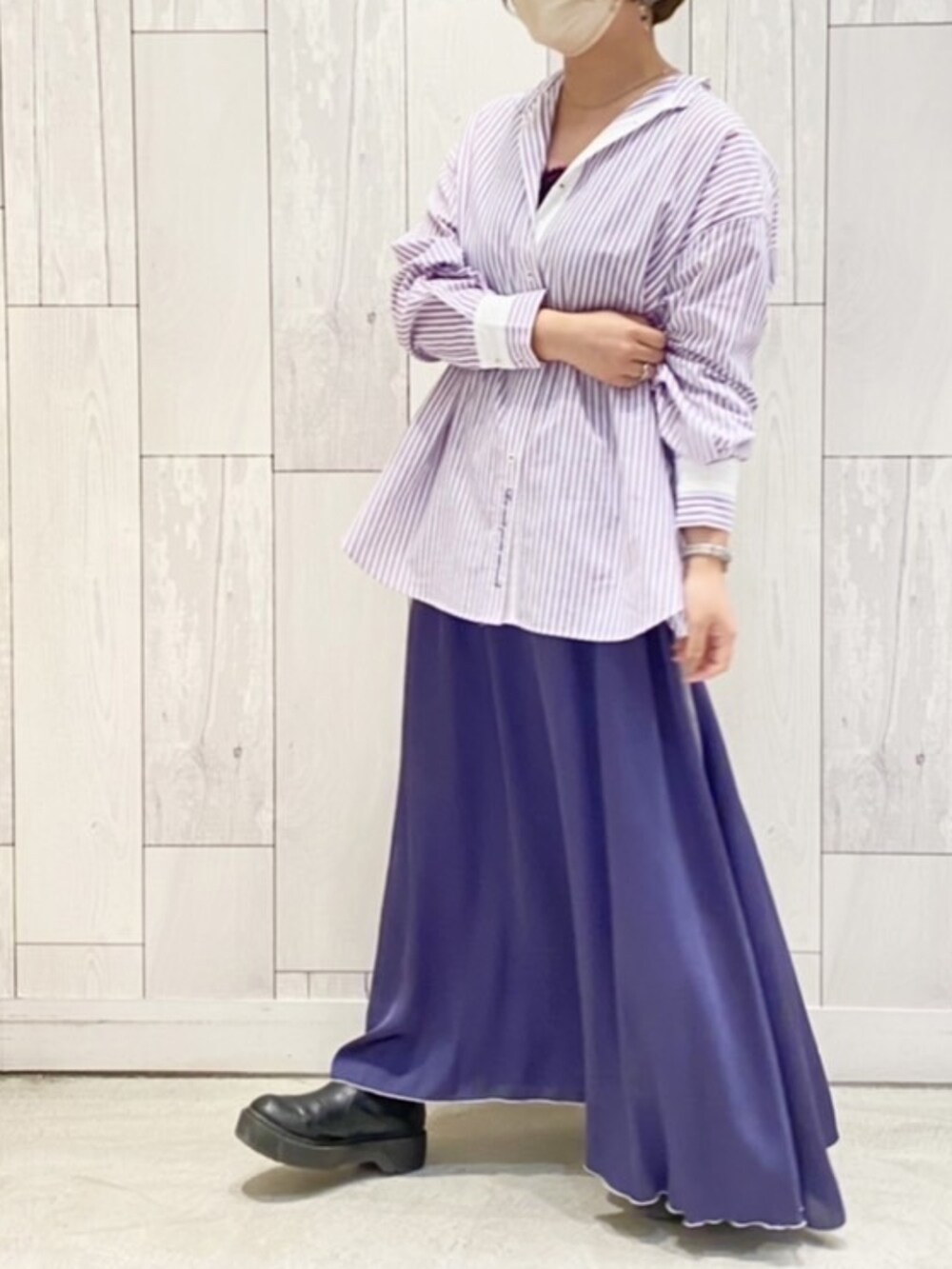 グレー系のスカート、ピンク系のシャツ/ブラウスを着用したレディースの夏コーディネートの2枚目の写真