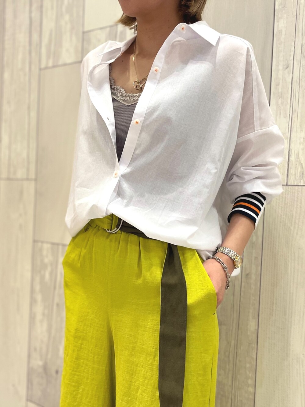 ホワイト系のシャツ/ブラウス、グリーン系のその他パンツを着用したレディースの春コーディネートの4枚目の写真
