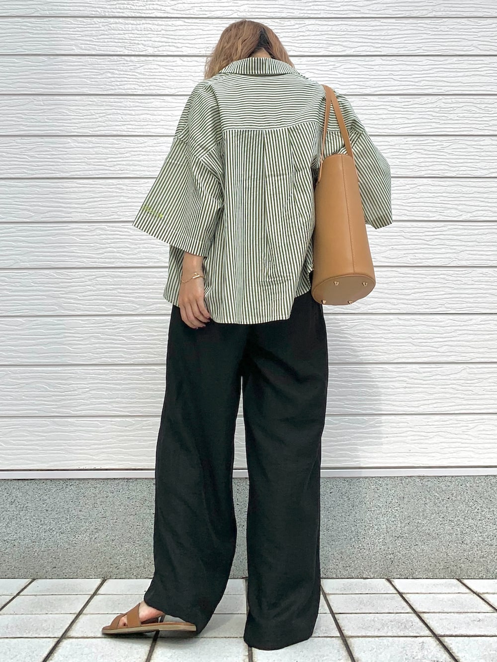 グリーン系のシャツ/ブラウス、ブラック系のその他パンツ、イエロー系のサンダルを着用したレディースの夏コーディネートの3枚目の写真