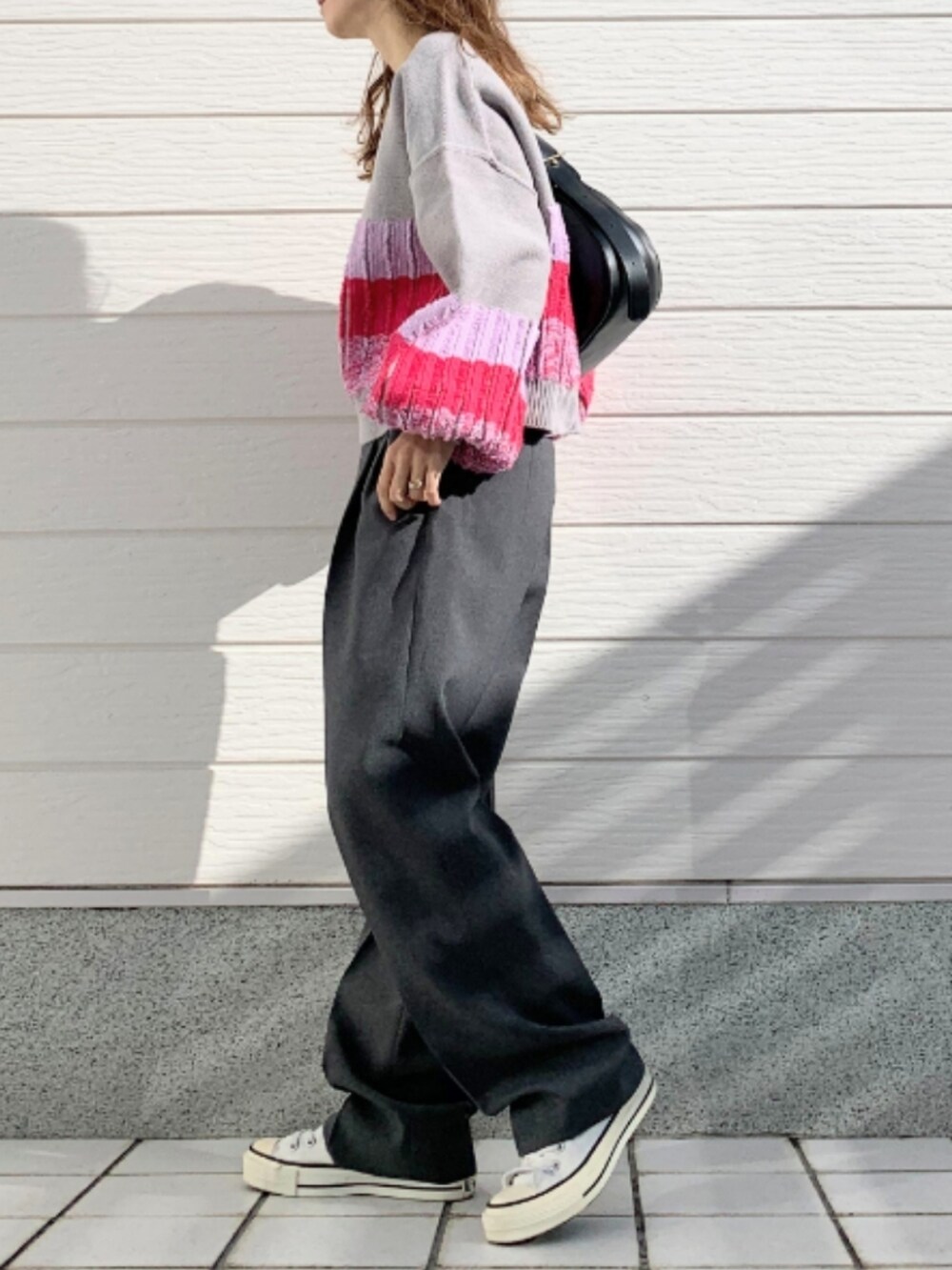 グレー系のその他パンツ、ホワイト系のスニーカー、グレー系のカーディガン/ボレロを着用したレディースの冬コーディネートの2枚目の写真
