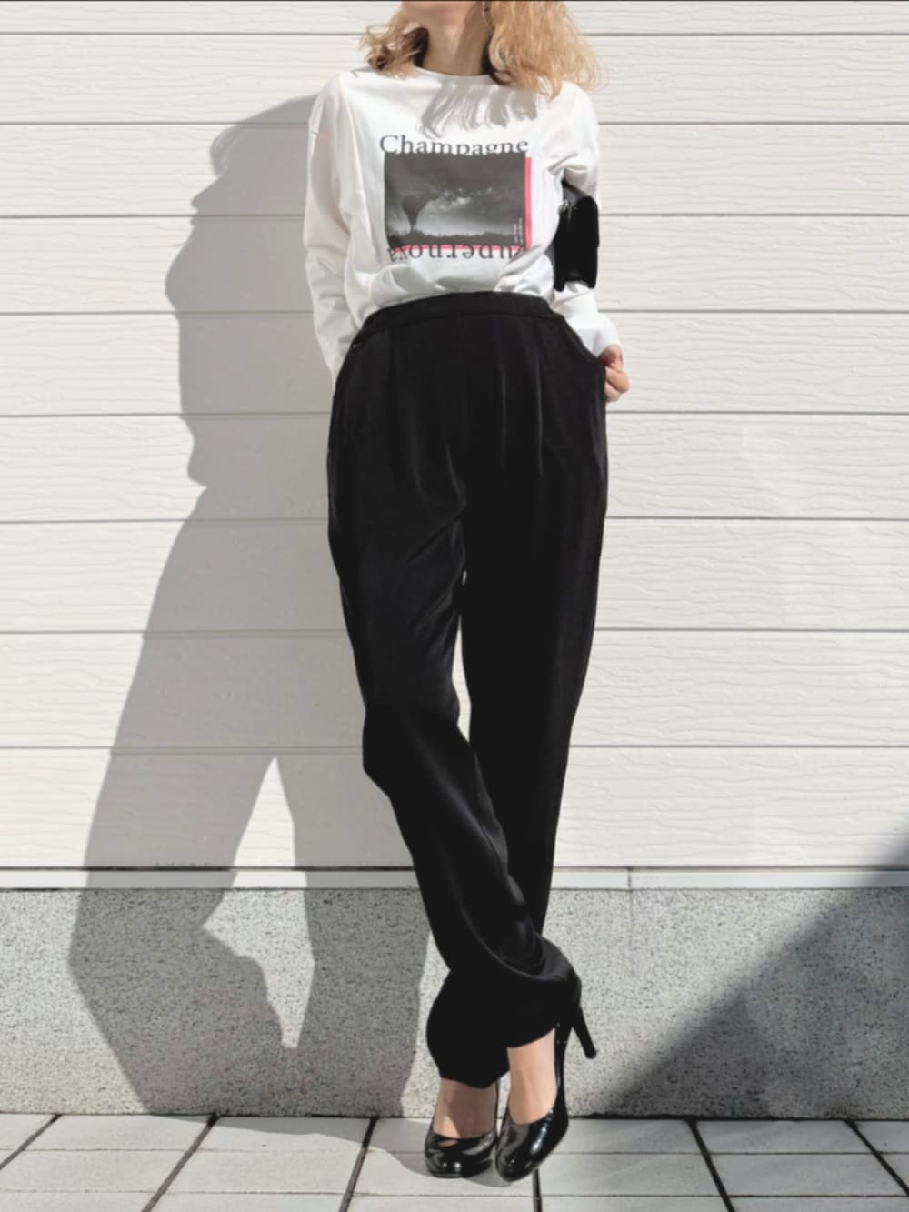 ブラック系のその他パンツ、ブラック系のシャツワンピース、ホワイト系のTシャツ/カットソーを着用したレディースの秋コーディネートの5枚目の写真
