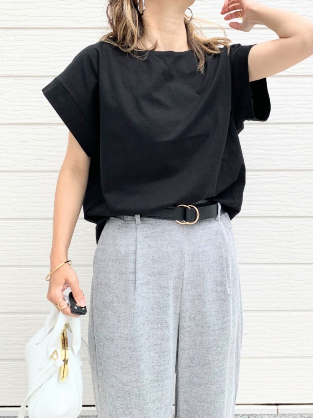 ブラック系のTシャツ/カットソー、ホワイト系のショルダーバッグ、グレー系のその他パンツを着用したレディースの春コーディネートの4枚目の写真