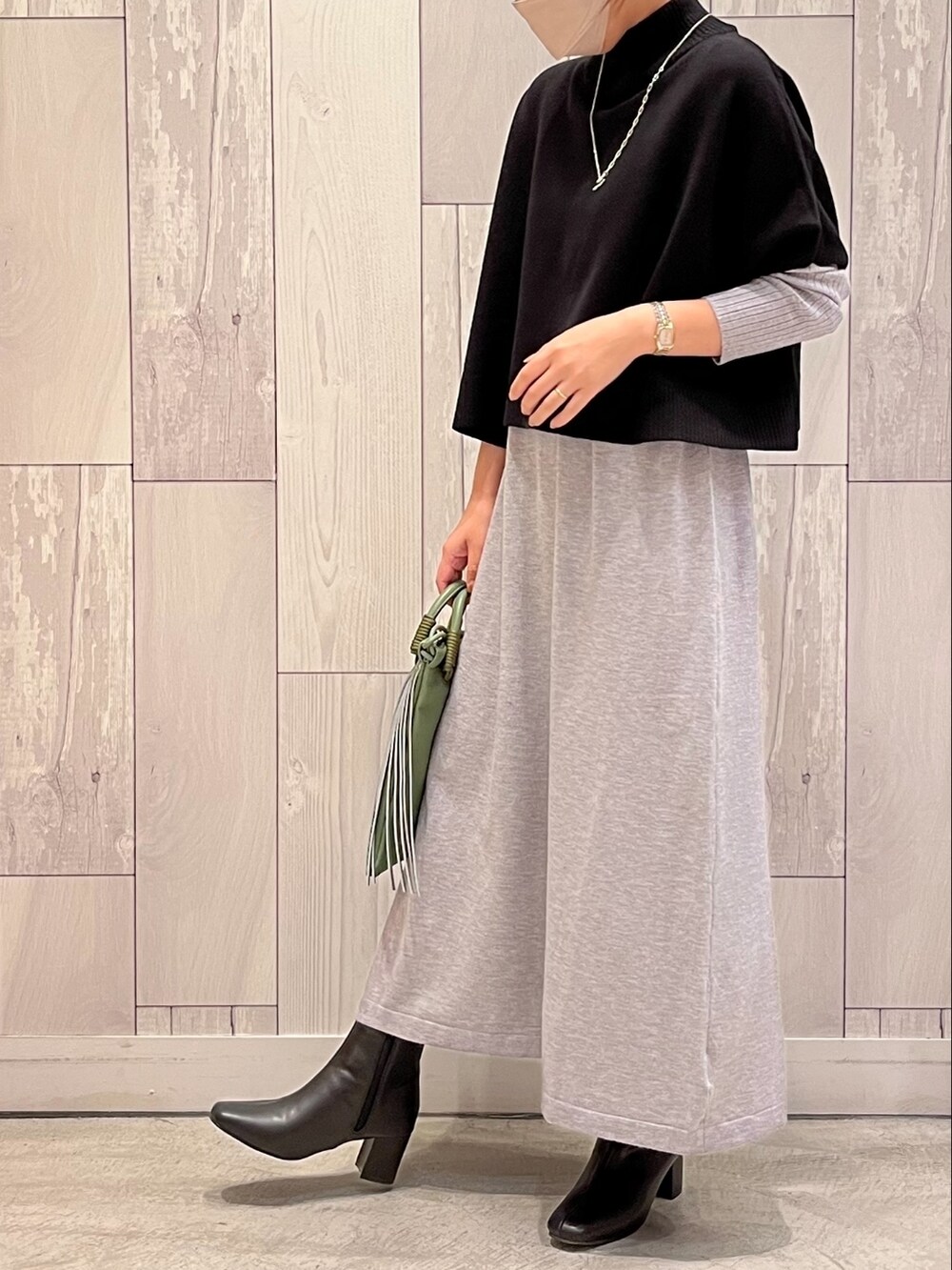 グリーン系のショルダーバッグ、グレー系のワンピースを着用したレディースの秋コーディネートの3枚目の写真