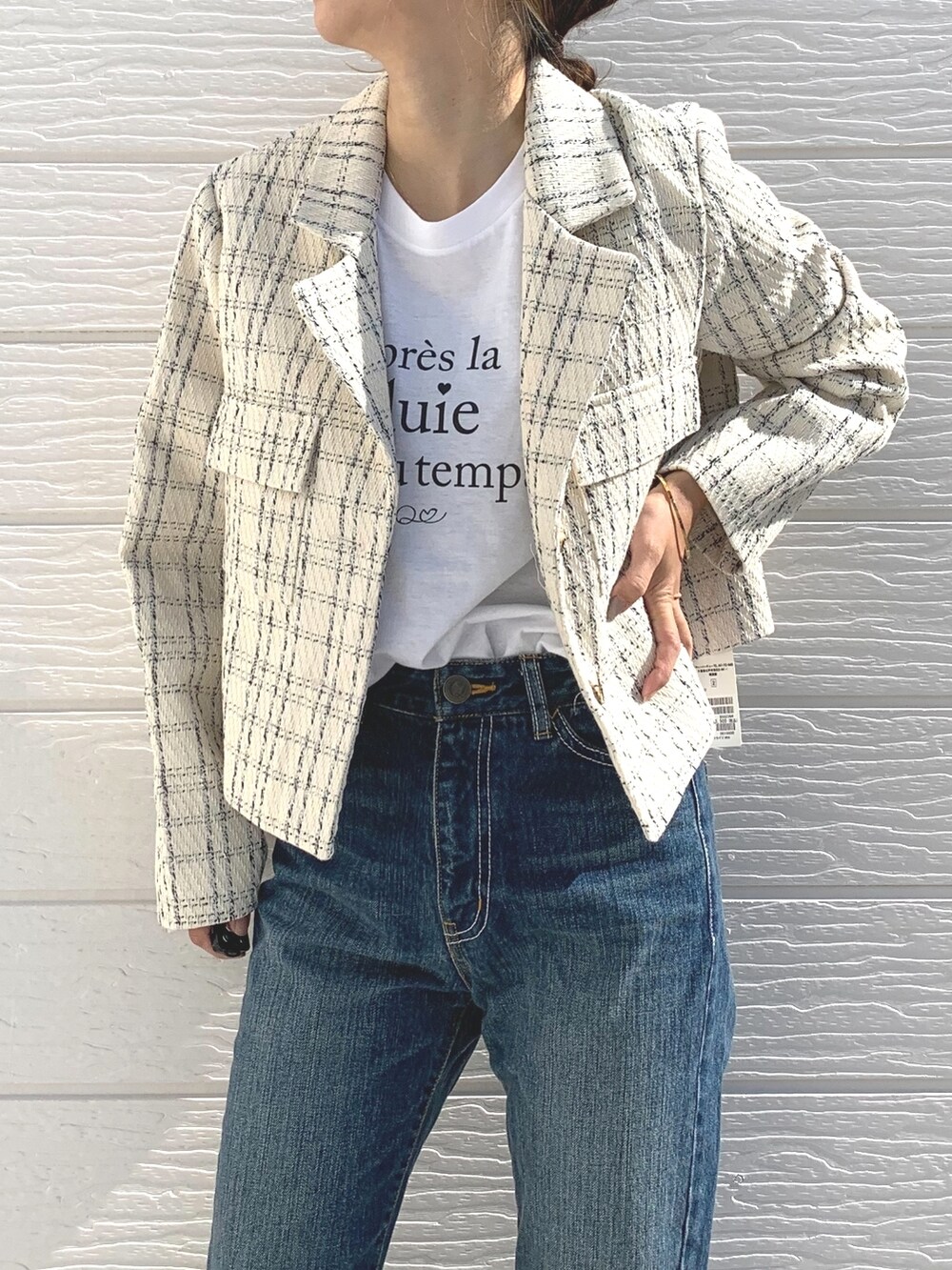ブルー系のデニムパンツ、ブラック系のローファー、ホワイト系のTシャツ/カットソーを着用したレディースの秋コーディネートの3枚目の写真