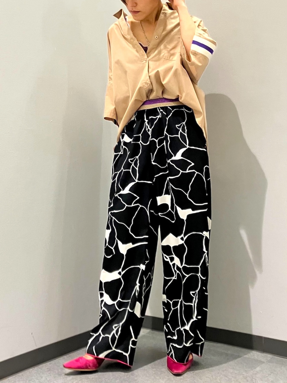 ブラック系のその他パンツ、ベージュ系のシャツ/ブラウスを着用したレディースの夏コーディネートの2枚目の写真