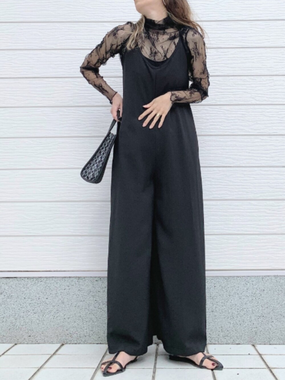 ブラック系のショルダーバッグ、ブラック系のサロペット/オーバーオール、ブラック系のTシャツ/カットソーを着用したレディースの春コーディネートの2枚目の写真