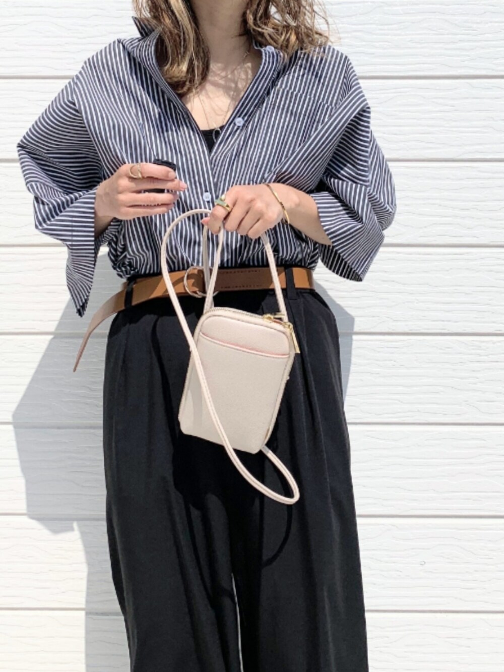 ブラック系のその他パンツ、ブラック系のシャツ/ブラウス、ブラウン系のサンダルを着用したレディースの春コーディネートの5枚目の写真