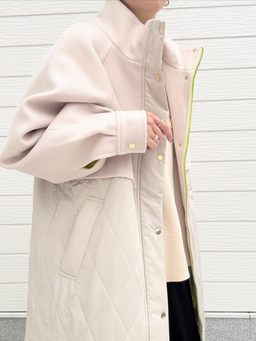 ブラウン系のショルダーバッグ、ベージュ系のニット/セーター、ブラック系のその他パンツを着用したレディースの秋コーディネートの5枚目の写真