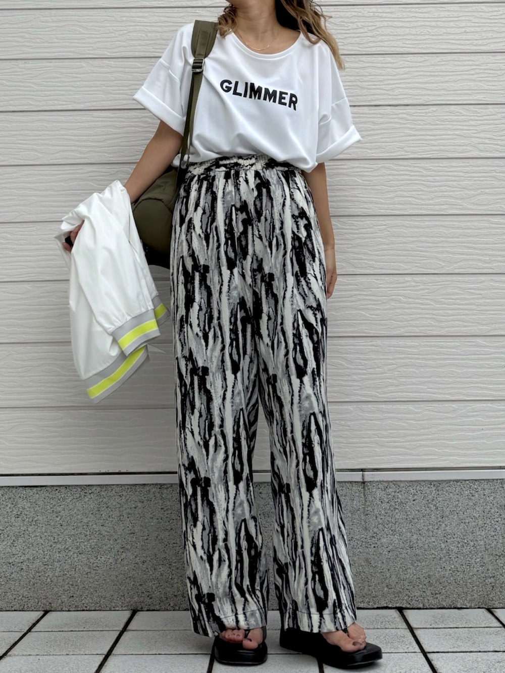 ホワイト系のシャツ/ブラウス、ブラック系のその他パンツ、グレー系のタンクトップを着用したレディースの夏コーディネートの2枚目の写真