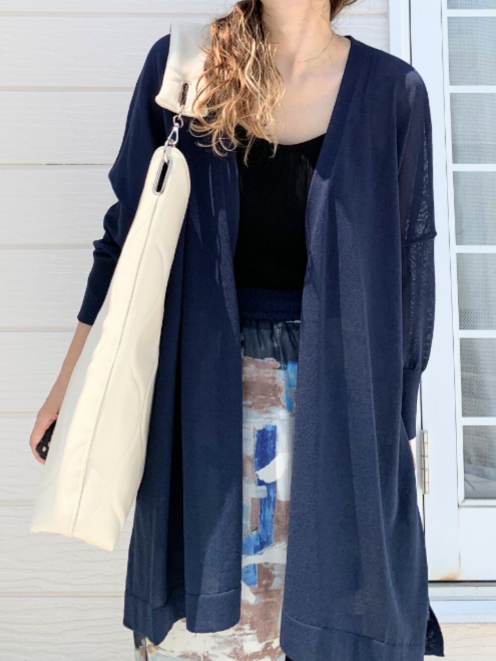 ブルー系のその他パンツ、ホワイト系のハンドバッグ、ブラック系のキャミソールを着用したレディースの夏コーディネートの4枚目の写真