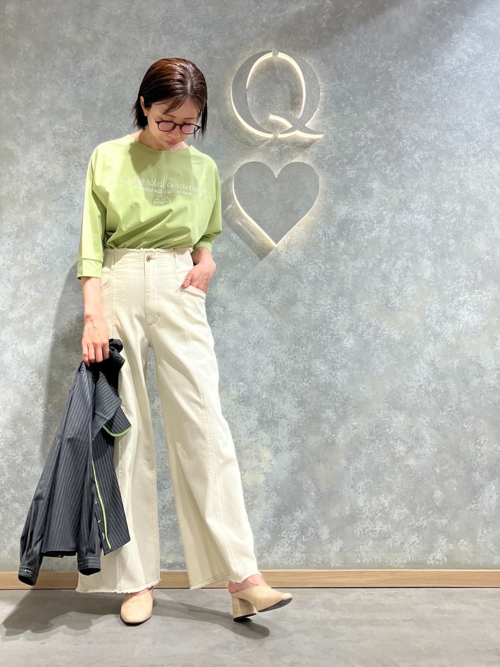 ホワイト系のデニムパンツ、グレー系のノーカラージャケット、グリーン系のTシャツ/カットソーを着用したレディースの春コーディネートの2枚目の写真