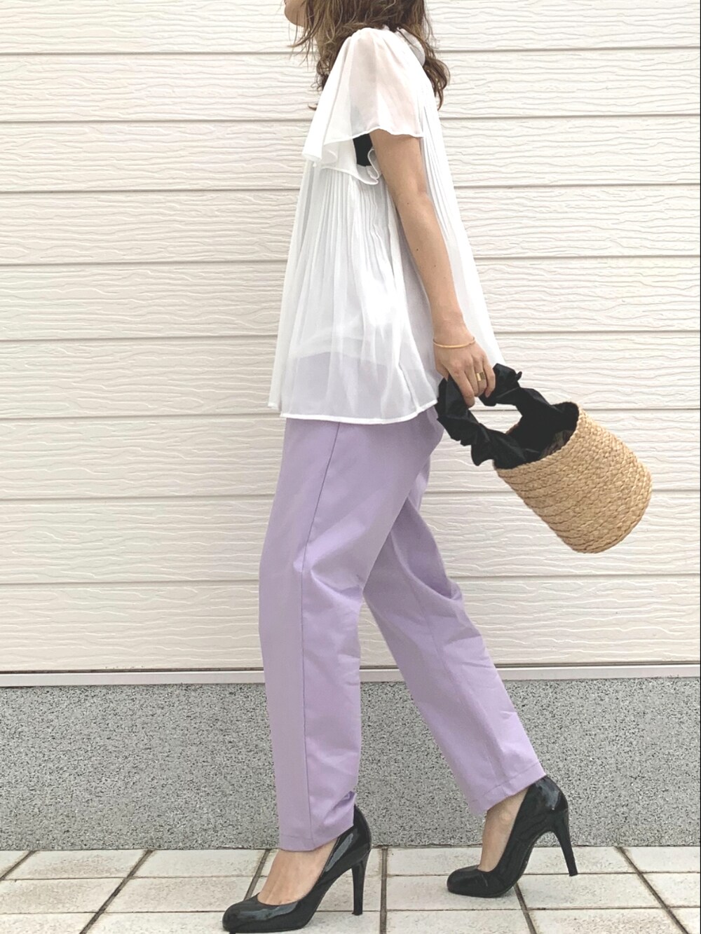 ブラック系のかごバッグ、パープル系のその他パンツ、ホワイト系のシャツ/ブラウスを着用したレディースの春コーディネートの3枚目の写真