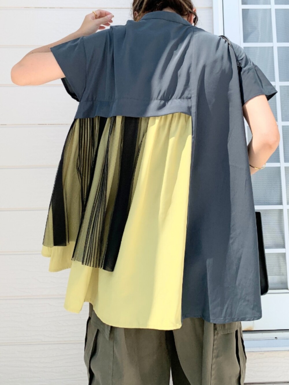 グリーン系のカーゴパンツ、ブラウン系のサンダル、グレー系のシャツ/ブラウスを着用したレディースの夏コーディネートの5枚目の写真