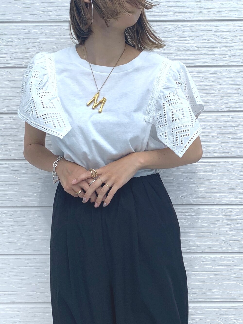 ホワイト系のTシャツ/カットソー、ブラック系のその他パンツ、ゴールド系のネックレスを着用したレディースの夏コーディネートの2枚目の写真