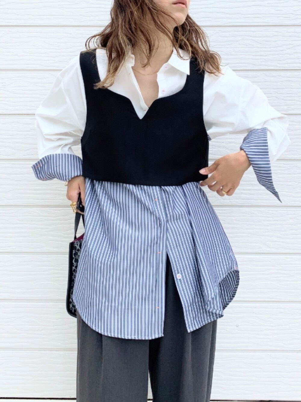 グレー系のその他パンツ、ブラック系のショルダーバッグ、ブラック系のベストを着用したレディースの夏コーディネートの4枚目の写真