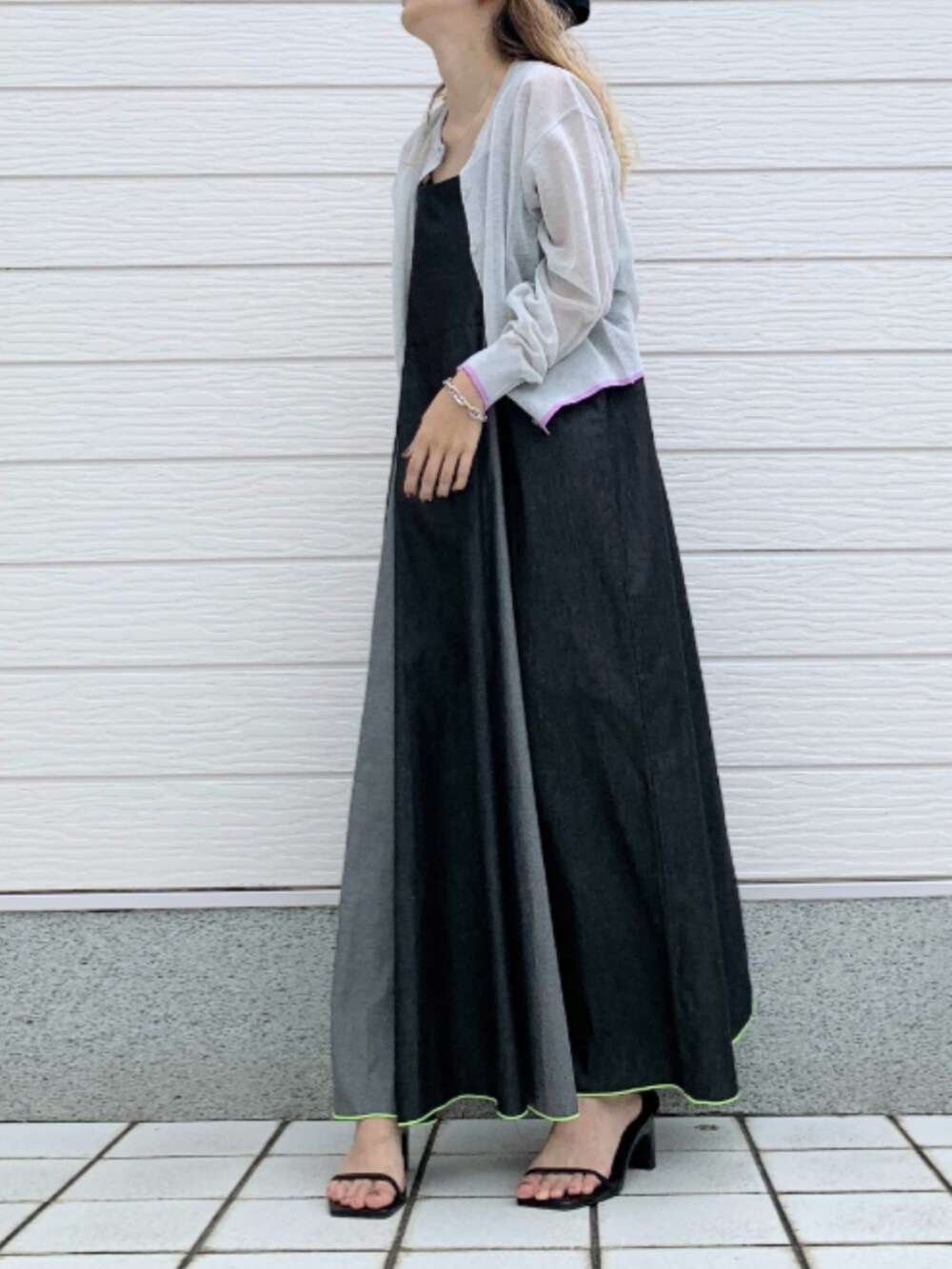 グレー系のカーディガン/ボレロ、ブラック系のワンピース、ブラック系のキャップを着用したレディースの夏コーディネートの2枚目の写真
