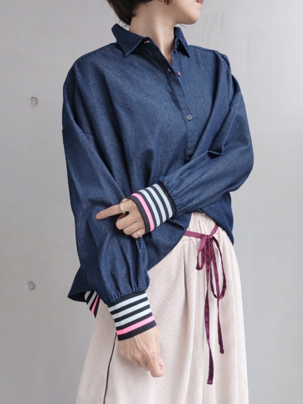 ブルー系のシャツ/ブラウス、グレー系のハンドバッグ、ベージュ系のその他パンツを着用したレディースの秋コーディネートの5枚目の写真