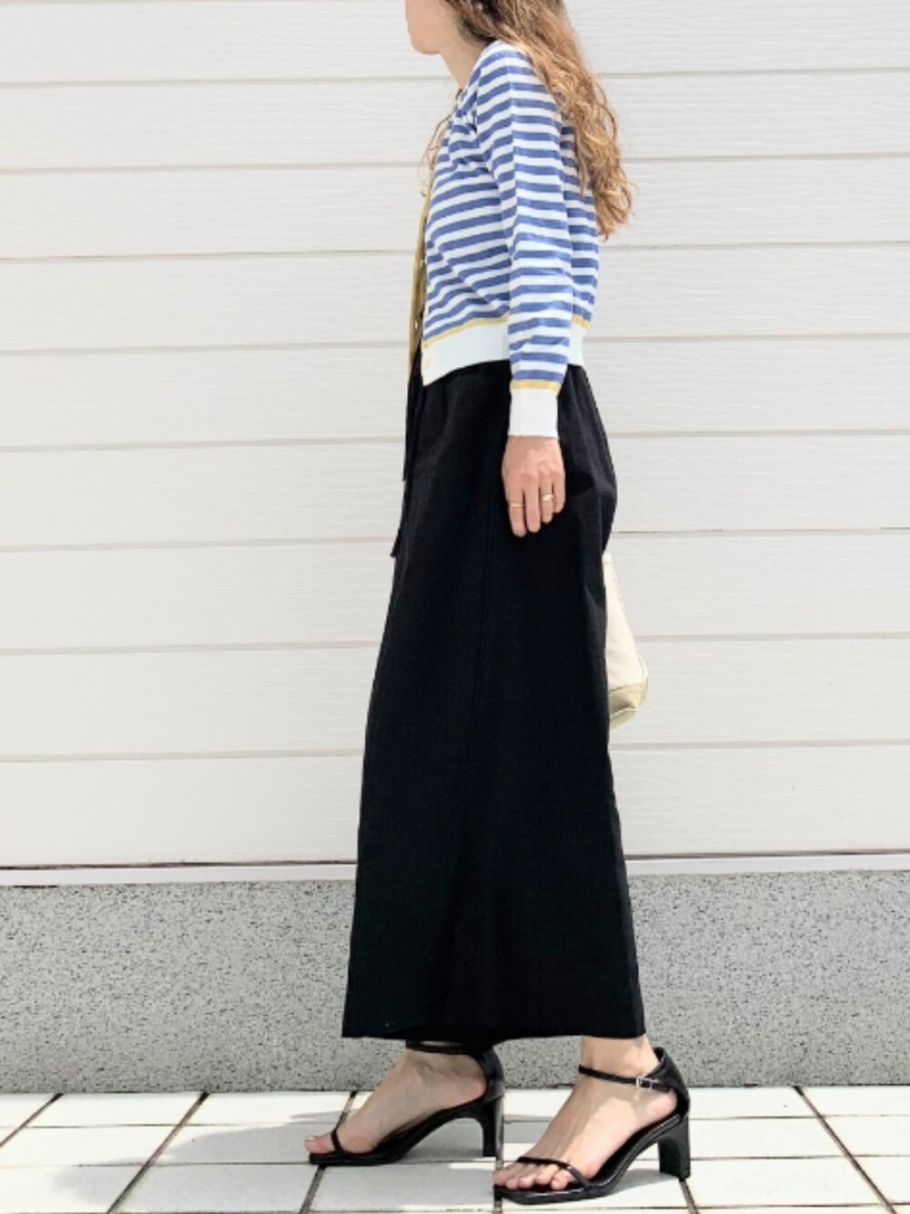 ベージュ系のトートバッグ、ブラック系のその他パンツ、ブルー系のカーディガン/ボレロを着用したレディースの夏コーディネートの2枚目の写真