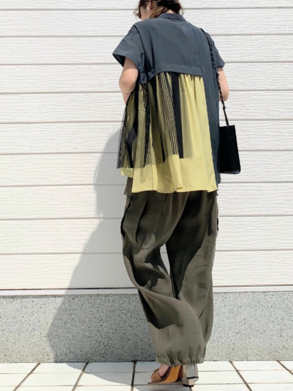 グリーン系のカーゴパンツ、ブラウン系のサンダル、グレー系のシャツ/ブラウスを着用したレディースの夏コーディネートの3枚目の写真