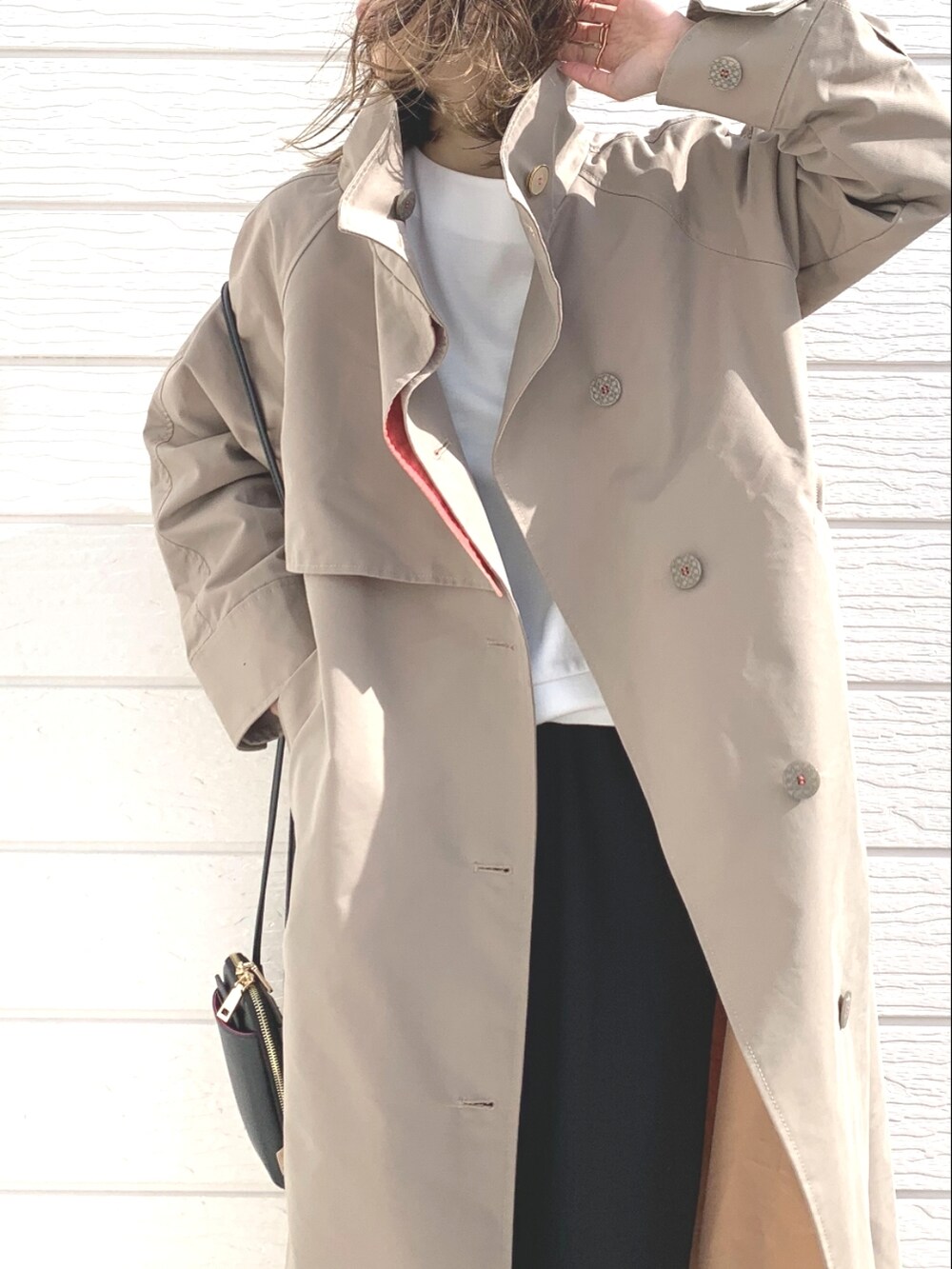 ブラック系のショルダーバッグ、ホワイト系のニット/セーター、ブラック系のその他パンツを着用したレディースの冬コーディネートの4枚目の写真