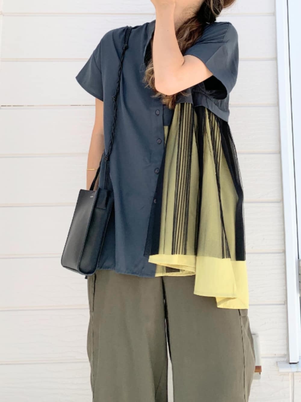 グリーン系のカーゴパンツ、ブラウン系のサンダル、グレー系のシャツ/ブラウスを着用したレディースの夏コーディネートの4枚目の写真