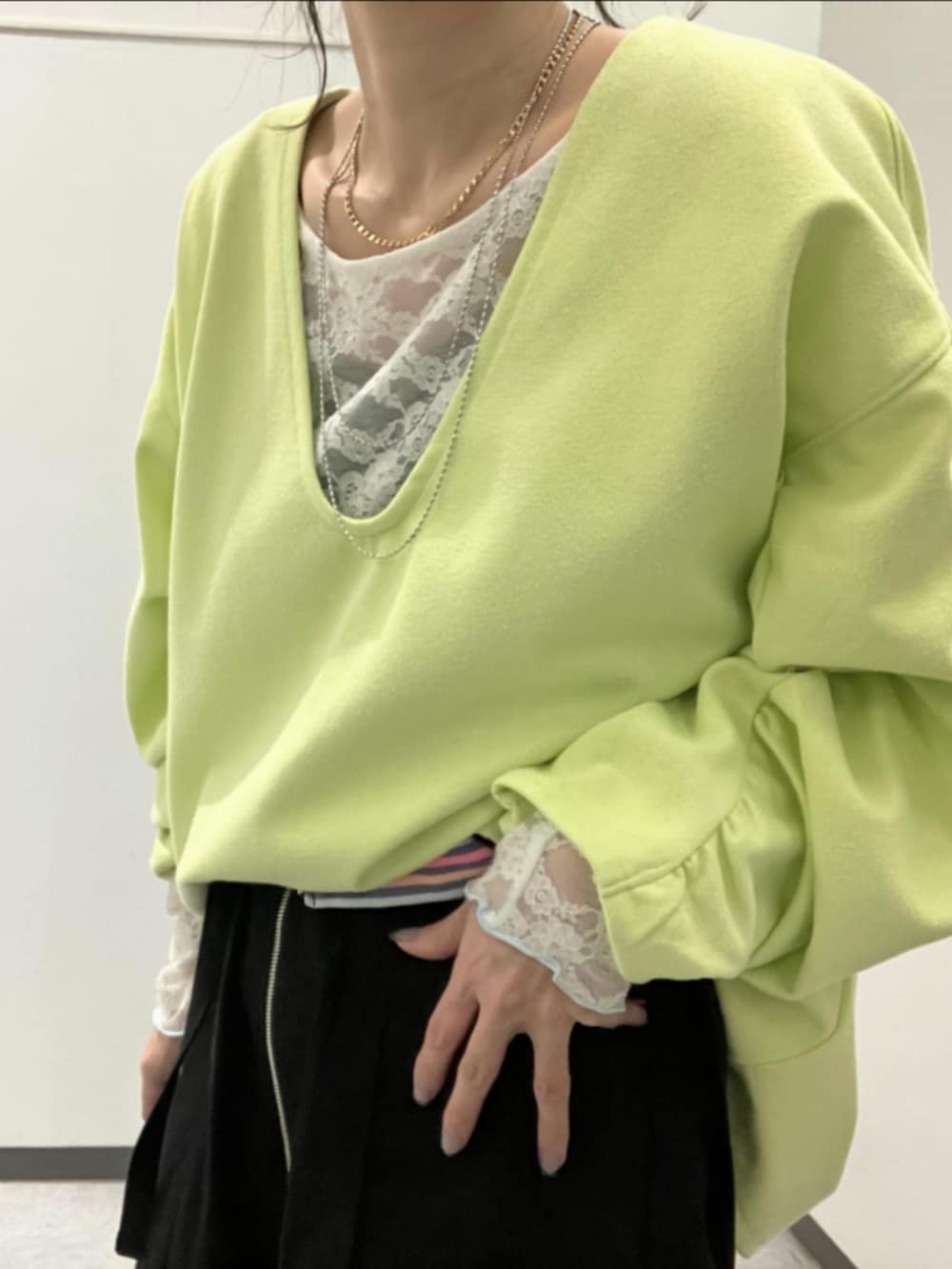 ホワイト系のTシャツ/カットソー、ブラック系のその他パンツ、グリーン系のTシャツ/カットソーを着用したレディースの春コーディネートの4枚目の写真