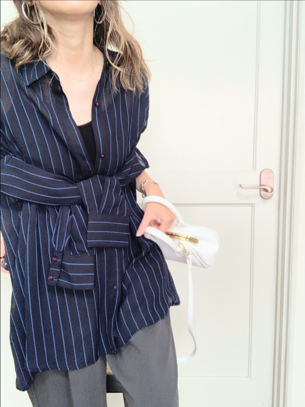 グレー系のその他パンツ、ブルー系のシャツ/ブラウス、ブラック系のベルトを着用したレディースの夏コーディネートの5枚目の写真