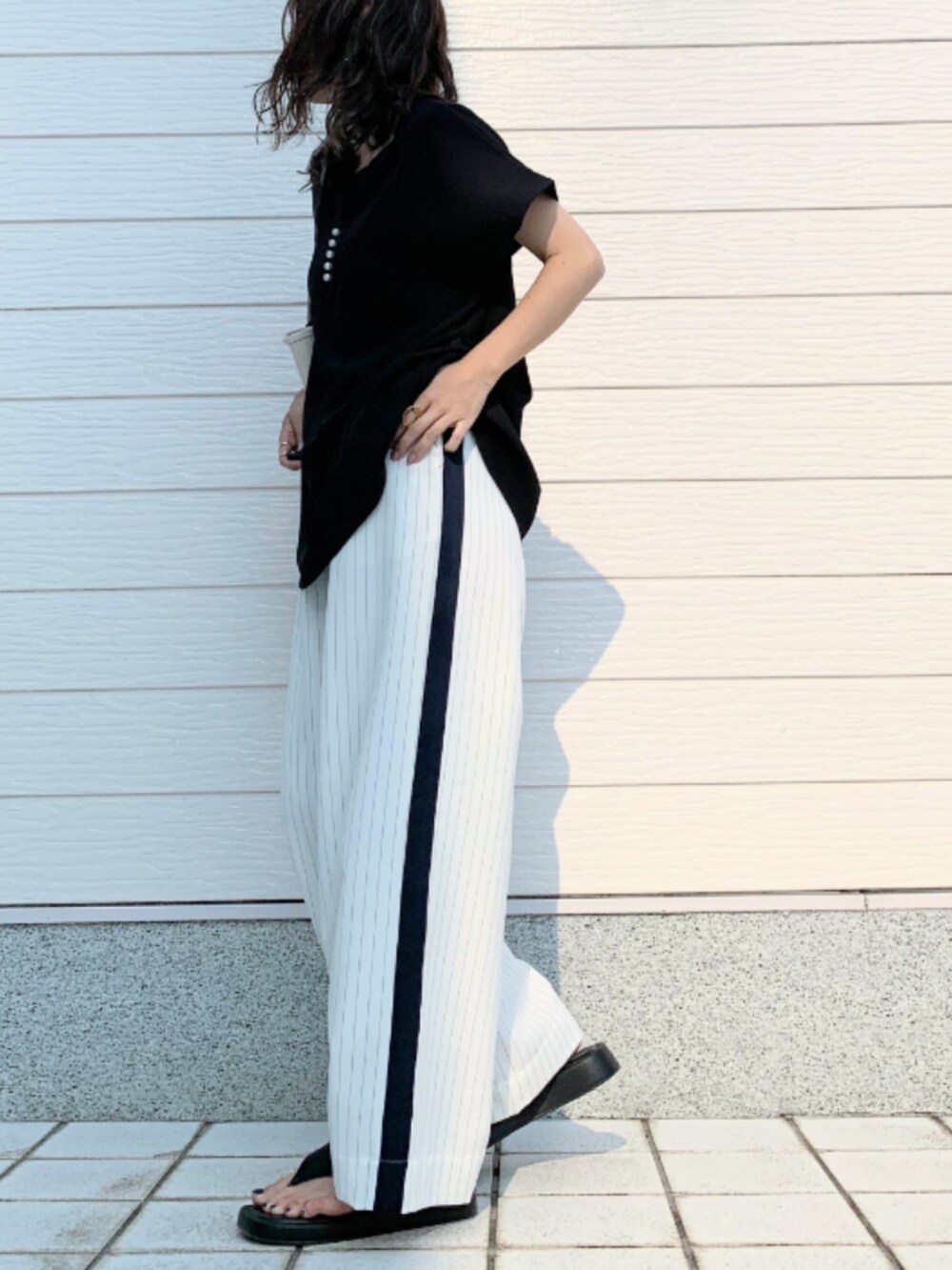 ホワイト系のその他パンツ、ブラック系のシャツ/ブラウス、ブラック系のハンドバッグを着用したレディースの春コーディネートの2枚目の写真