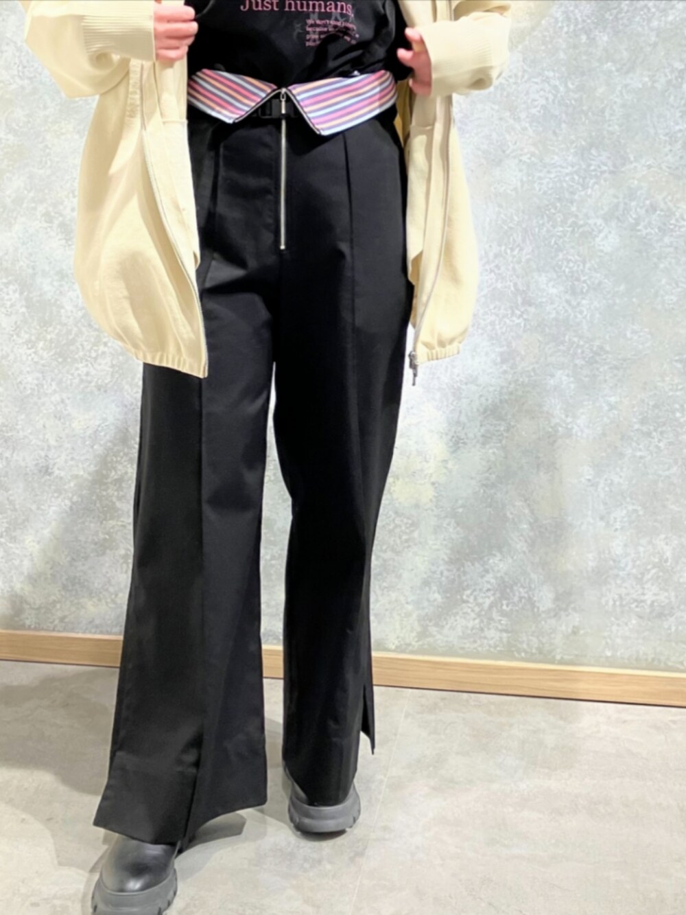 ホワイト系のパーカー、ブラック系のその他パンツ、ブラック系のTシャツ/カットソーを着用したレディースの冬コーディネートの5枚目の写真
