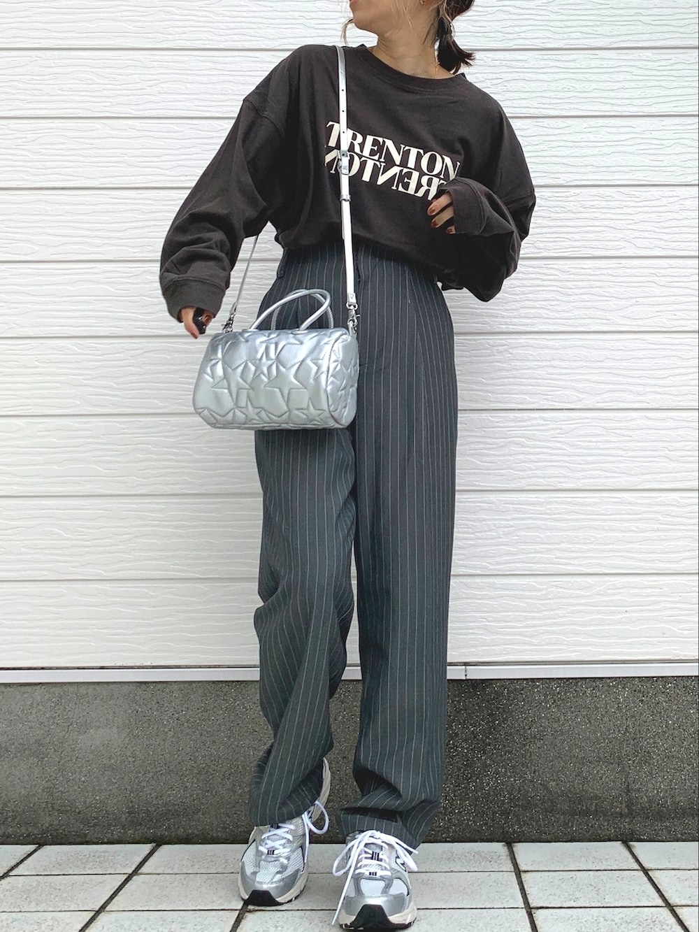 シルバー系のスニーカー、グレー系のその他パンツ、ブルー系のシャツワンピースを着用したレディースの秋コーディネートの4枚目の写真