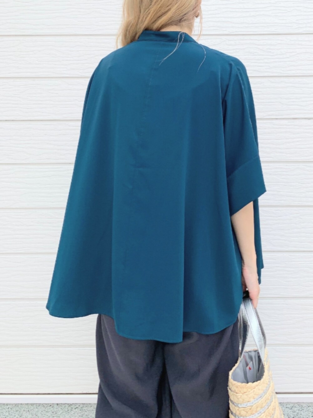 シルバー系のかごバッグ、グレー系のその他パンツ、グリーン系のシャツ/ブラウスを着用したレディースの春コーディネートの5枚目の写真