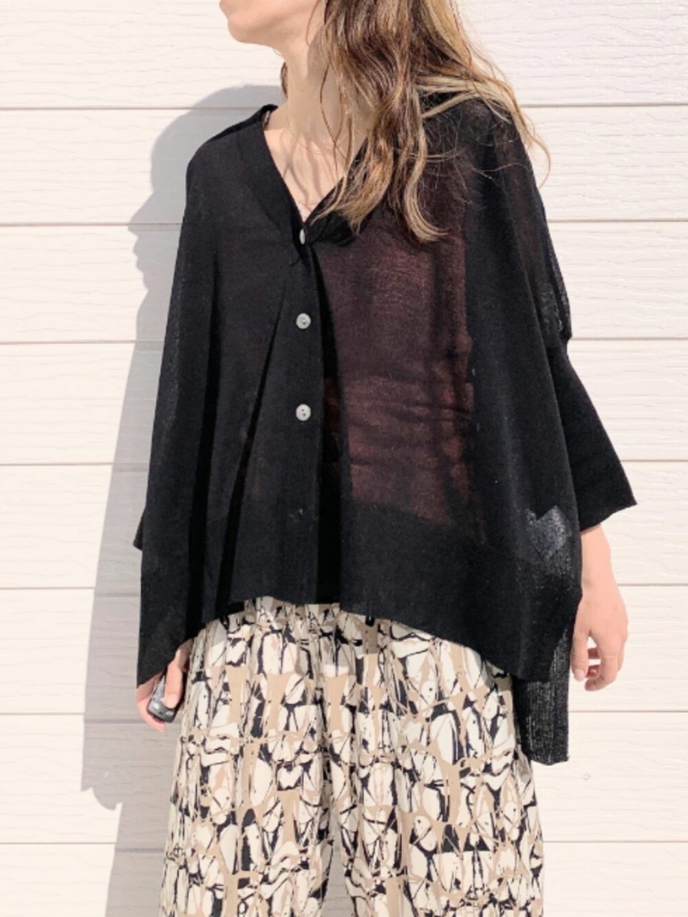 ブラウン系のその他パンツ、ブラック系のトートバッグ、イエロー系のサンダルを着用したレディースの春コーディネートの3枚目の写真