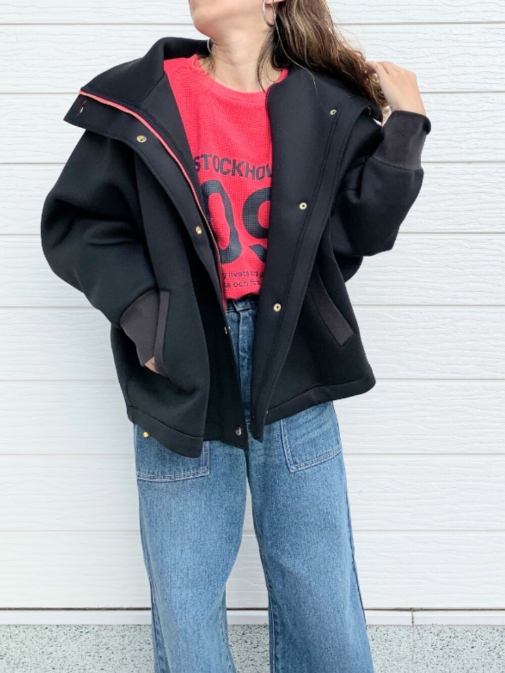 ブルー系のデニムパンツ、シルバー系のスニーカー、ブラック系のブルゾンを着用したレディースの秋コーディネートの2枚目の写真