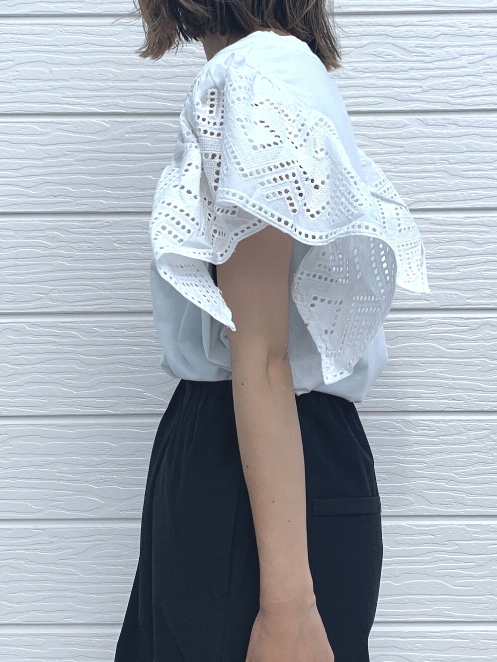 ホワイト系のTシャツ/カットソー、ブラック系のその他パンツ、ゴールド系のネックレスを着用したレディースの夏コーディネートの3枚目の写真