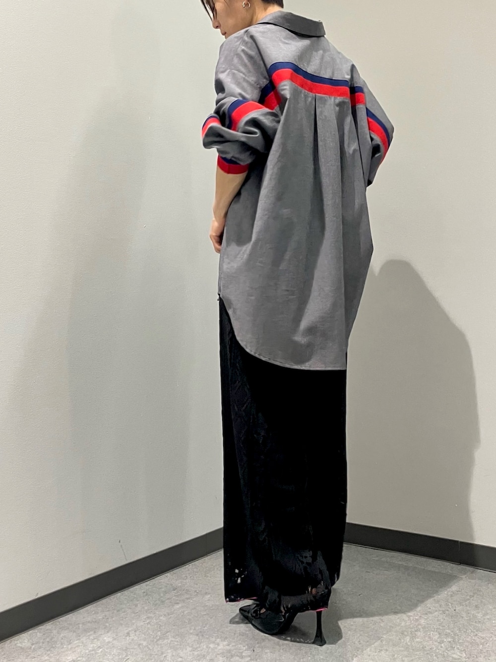 ブラック系のその他パンツ、ブルー系のシャツ/ブラウスを着用したレディースの秋コーディネートの5枚目の写真