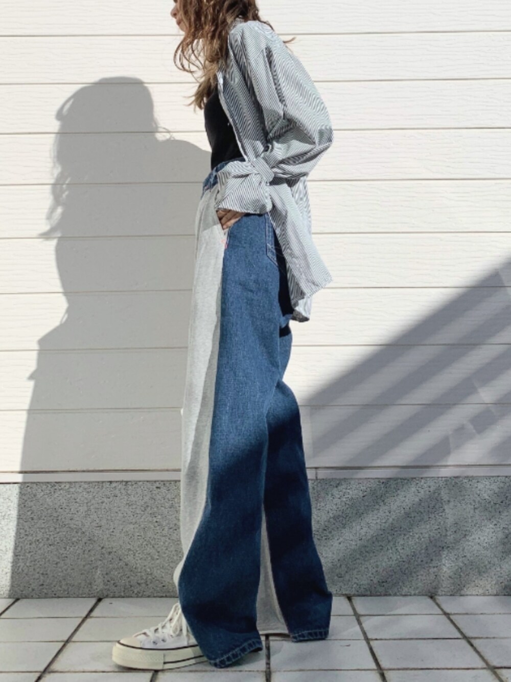 ホワイト系のスニーカー、ブラック系のシャツ/ブラウス、ブラック系のキャミソールを着用したレディースの冬コーディネートの3枚目の写真