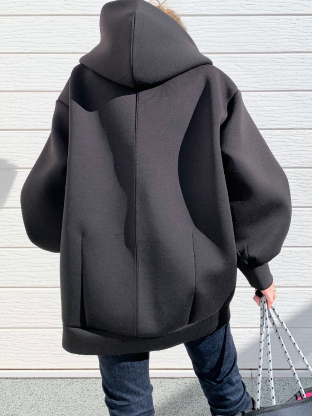 ブラック系のブーツ、ブルー系のデニムパンツ、ブルー系のトートバッグを着用したレディースの秋コーディネートの5枚目の写真