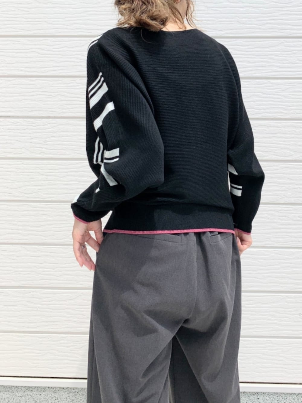 グレー系のその他パンツ、ブラック系のニット/セーターを着用したレディースの夏コーディネートの4枚目の写真