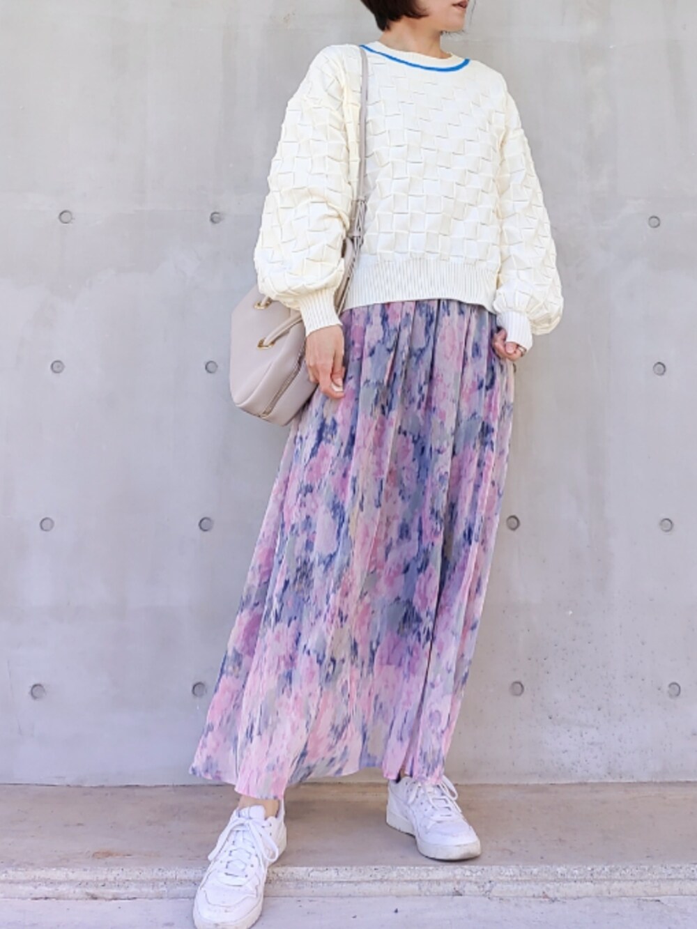 ホワイト系のボストンバッグ、ブルー系のスカート、ホワイト系のスニーカーを着用したレディースの冬コーディネートの2枚目の写真