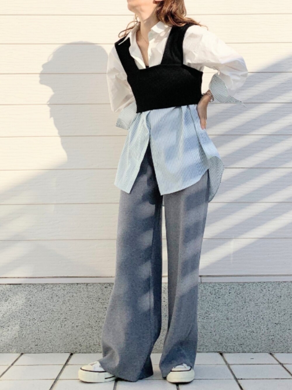 グレー系のその他パンツ、ホワイト系のスニーカー、ホワイト系のシャツ/ブラウスを着用したレディースの冬コーディネートの2枚目の写真