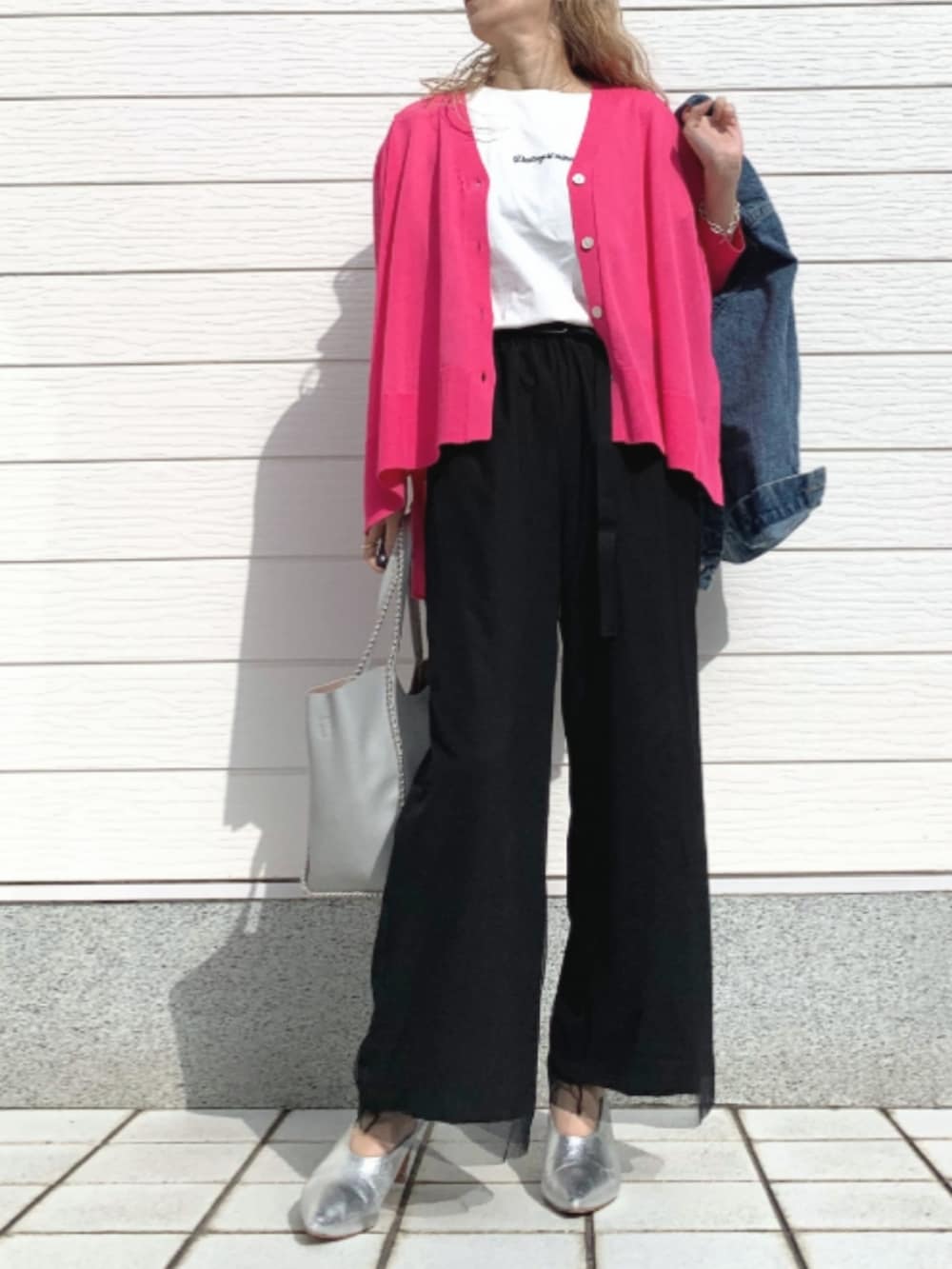 ブルー系のその他パンツ、グレー系のトートバッグ、ホワイト系のTシャツ/カットソーを着用したレディースの春コーディネートの2枚目の写真