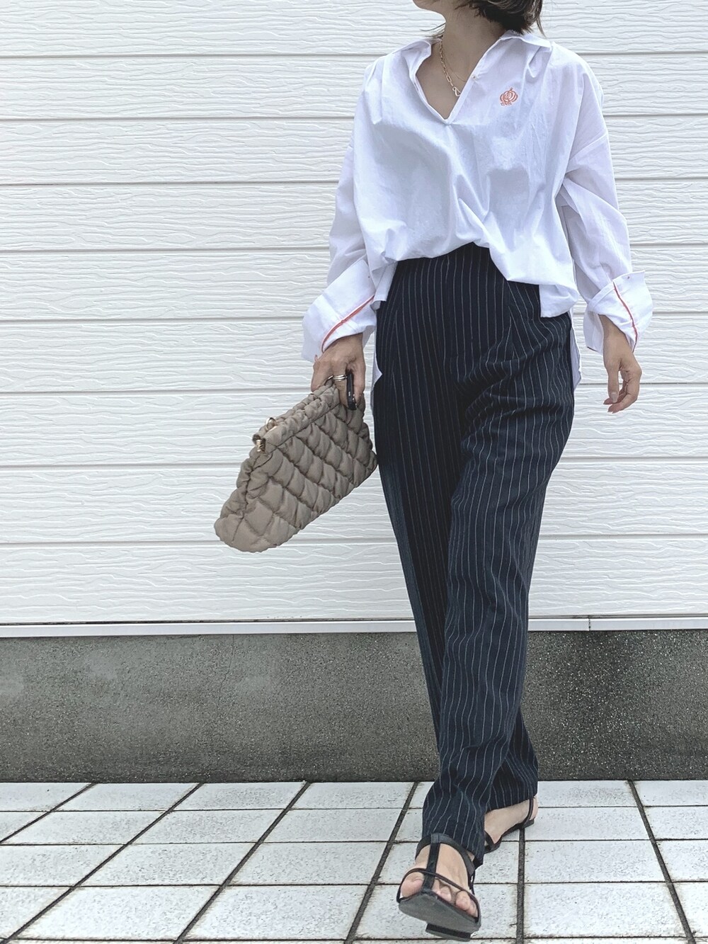 ブルー系のその他パンツ、ベージュ系のショルダーバッグ、ホワイト系のシャツ/ブラウスを着用したレディースの秋コーディネートの2枚目の写真