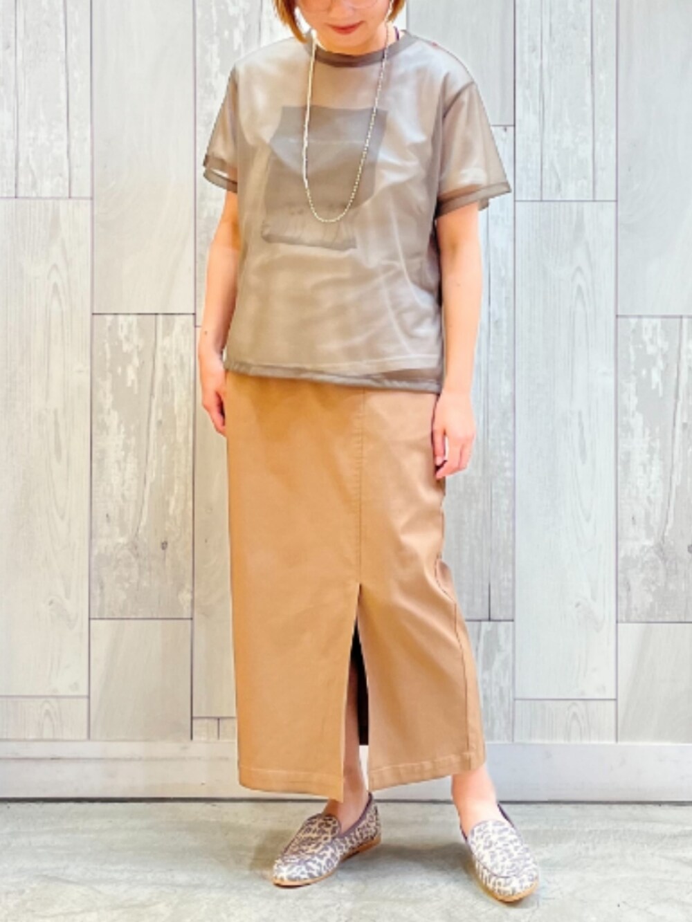 グレー系のTシャツ/カットソー、イエロー系のスカート、ホワイト系のTシャツ/カットソーを着用したレディースの夏コーディネートの2枚目の写真