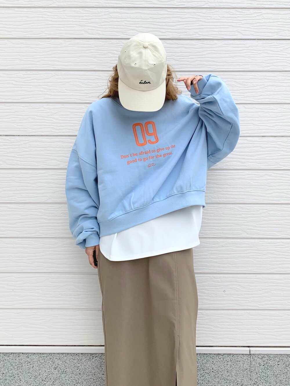 ブルー系のスウェット、ホワイト系のTシャツ/カットソー、ホワイト系のスニーカーを着用したレディースの冬コーディネートの4枚目の写真