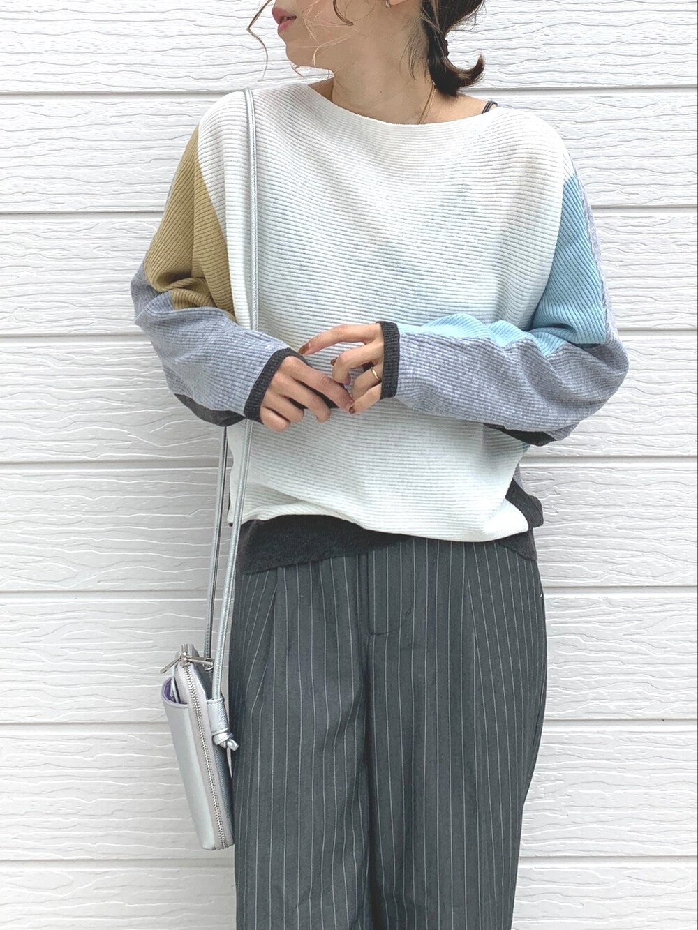 グレー系のその他パンツ、シルバー系のショルダーバッグ、ブラック系のスニーカーを着用したレディースの秋コーディネートの2枚目の写真