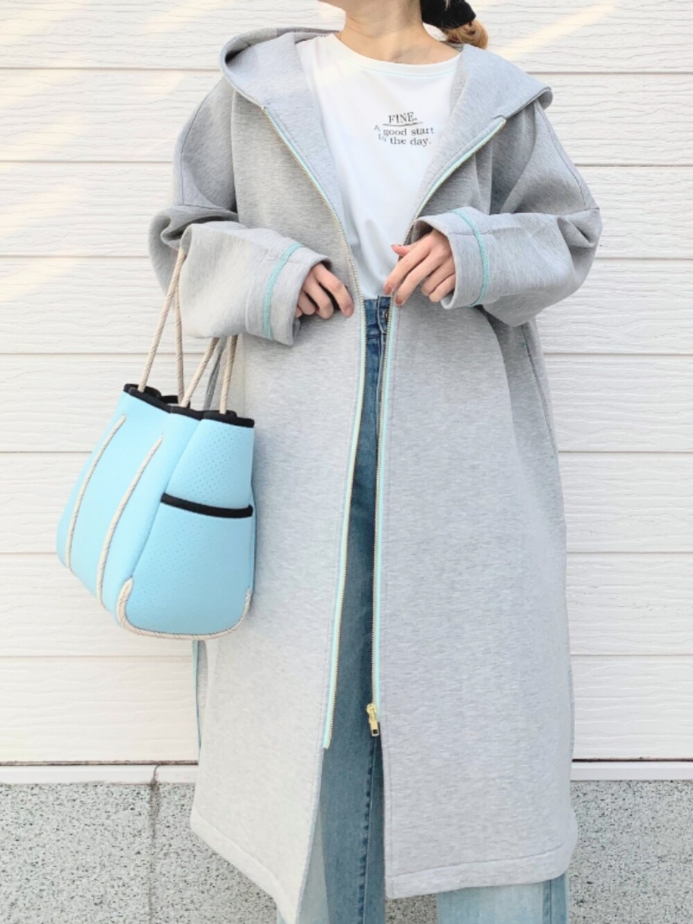 ブルー系のトートバッグ、ホワイト系のTシャツ/カットソー、グレー系のその他アウターを着用したレディースの冬コーディネートの5枚目の写真