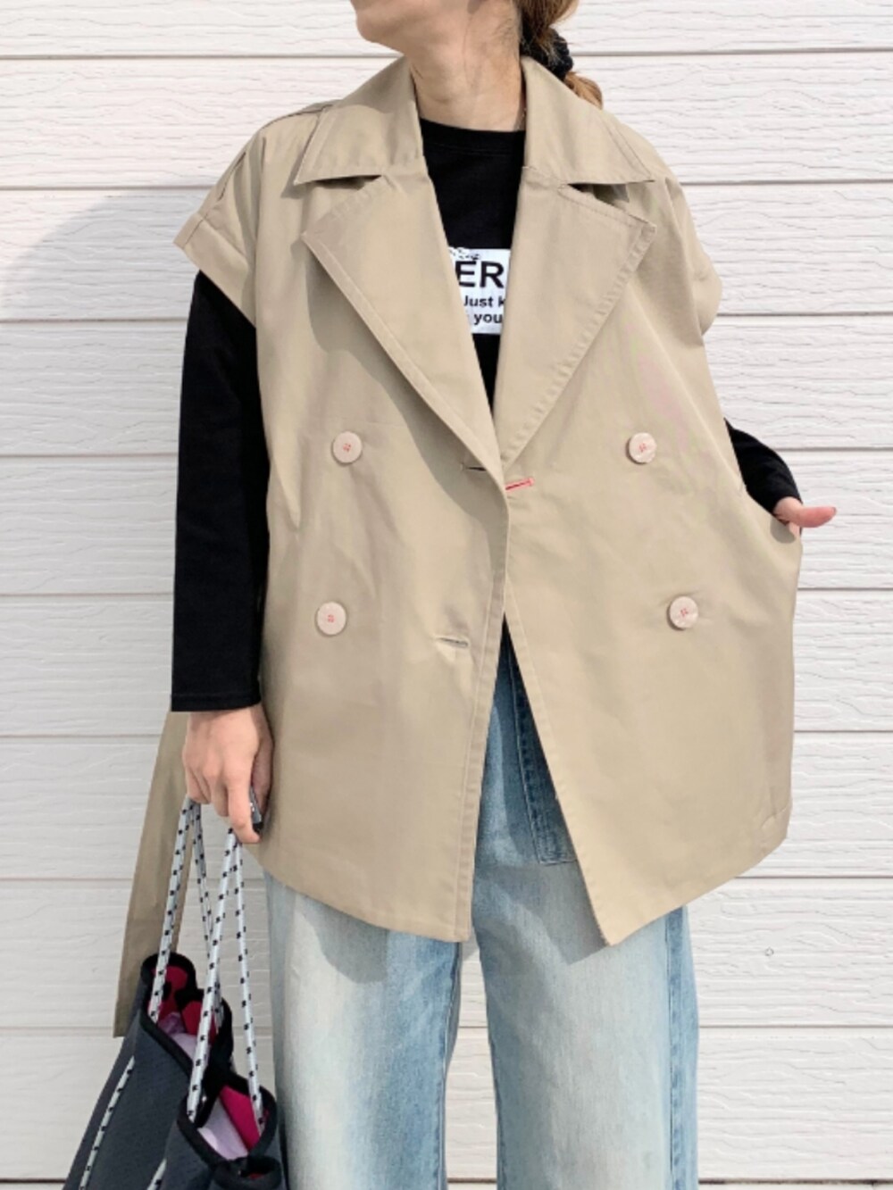 ブルー系のデニムパンツ、ブルー系のトートバッグ、ブラック系のTシャツ/カットソーを着用したレディースの冬コーディネートの5枚目の写真