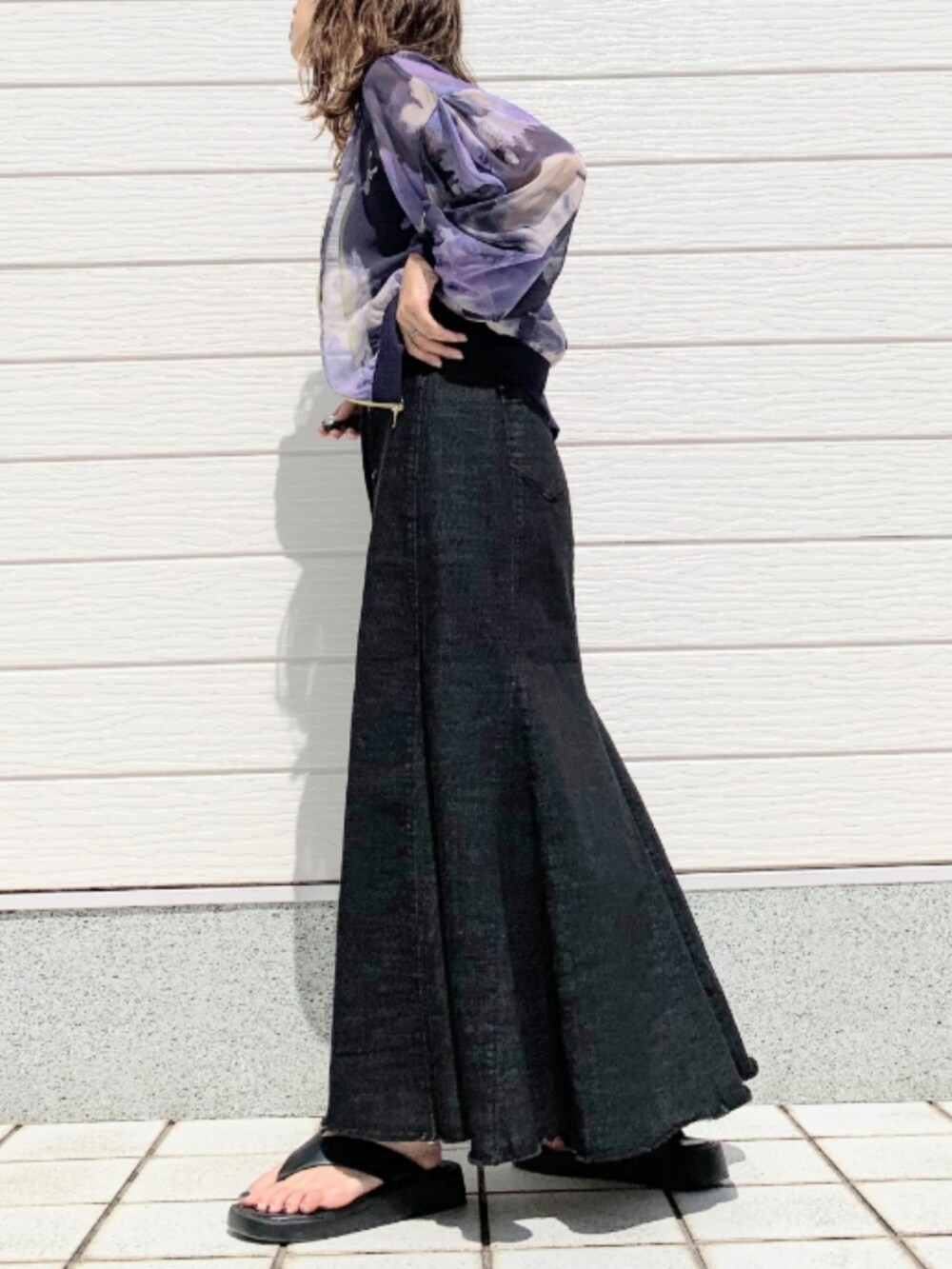 ブラック系のデニムスカート、ブルー系のブルゾン、ブラック系のキャミソールを着用したレディースの夏コーディネートの2枚目の写真